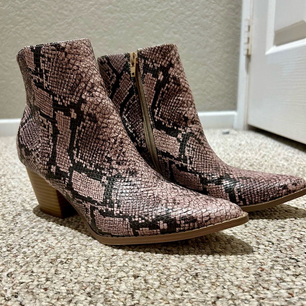 Lulus snakeskin booties size 6.5